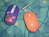 O Bluetooth Mouse, à direita, ao lado de um mouse de US$ 6, agora descontinuado, de uma marca muito menos conhecida, à esquerda (Fonte da imagem: Own)