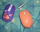 O Bluetooth Mouse, à direita, ao lado de um mouse de US$ 6, agora descontinuado, de uma marca muito menos conhecida, à esquerda (Fonte da imagem: Own)