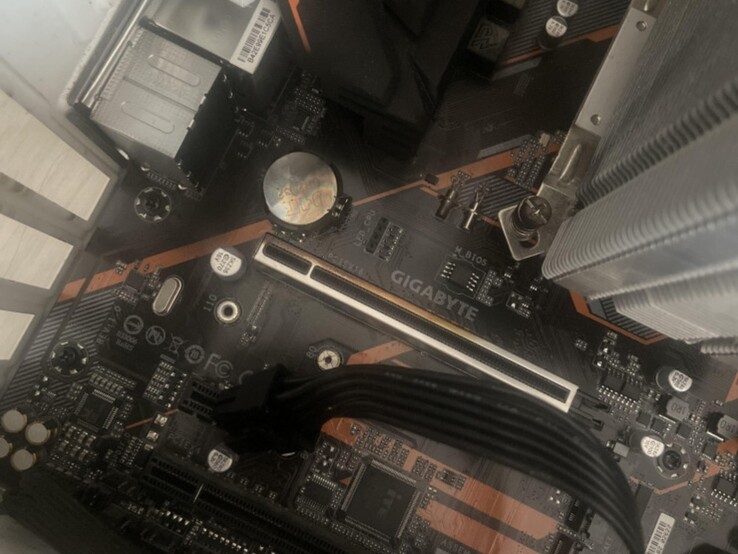 Placa-mãe Gigabyte com marcas de queimadura no slot PCIe. (Fonte da imagem: user_634494 no Quasar Zone)