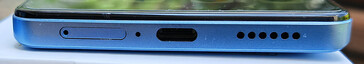 Parte inferior: Slot SIM, microfone, porta USB-C, alto-falante