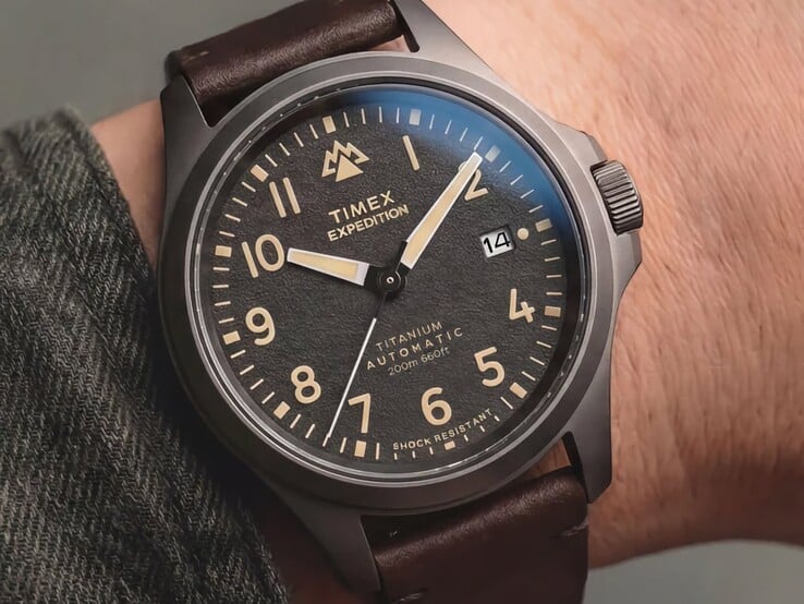 Relógio Timex Expedition Field Post Titanium usado no pulso, exibindo seu mostrador preto e sua caixa de titânio preta.