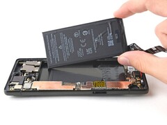 Agora é possível substituir a bateria do Pixel 6a por uma parte genuína do Google. (Fonte da imagem: iFixit)