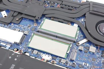 Slots SODIMM 2x acessíveis