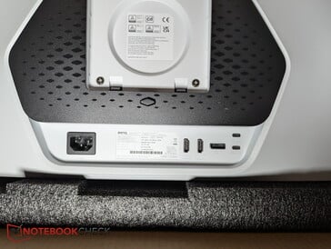 Entradas traseiras: 2x HDMI, DP, 2x USB-C