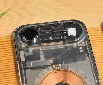 Close-up do iPhone Air transparente mostrando o módulo da câmera, o flash e os componentes internos expostos sob o painel traseiro transparente. (Fonte da imagem: Phone Repair Guru via YouTube)