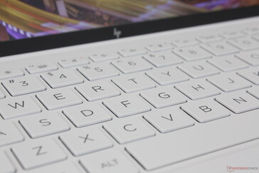 As teclas têm um feedback nítido e alto, mas uma profundidade de deslocamento relativamente pequena