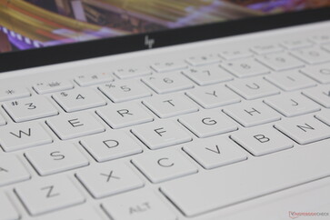 As teclas têm um feedback nítido e alto, mas uma profundidade de deslocamento relativamente pequena