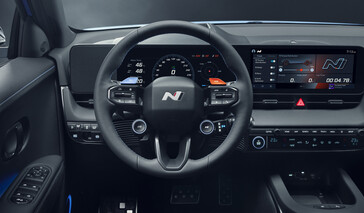 No volante do Ioniq 5 N, foi adicionado um grande logotipo N, bem como um botão N Grin Boost e paddle shifters. (Fonte da imagem: Hyundai)