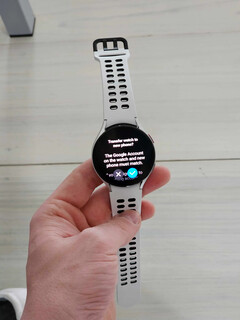 Um Galaxy Watch na versão beta mais recente do One UI 5 se prepara para mudar de um smartphone para outro. (Fonte: 9to5Google)
