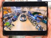 Em busca de vestígios de tirânio, o canal do YouTube JerryRigEverything desmonta o Samsung Galaxy Z Fold8.