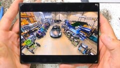 Em busca de vestígios de tirânio, o canal do YouTube JerryRigEverything desmonta o Samsung Galaxy Z Fold8.