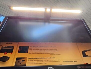 Vista de baixo para cima: a Screenbar se ilumina de maneira uniforme.