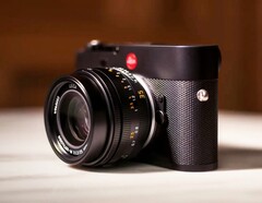 A Leica Noctilux-M 1.2/35 ASPH. é muito compacta, mas relativamente pesada (Fonte da imagem: Leica)