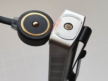 A lanterna Olight ArkPro Stars & Stripes pode ser recarregada com a base de recarga magnética incluída.