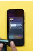 A interface de compartilhamento de áudio em um celular OnePlus, mostrando dois pares de fones de ouvido sem fio conectados, disponíveis para reprodução simultânea de áudio.