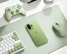 Diz-se que o OnePlus 15T ostenta uma configuração de antena de alto desempenho surround de 360°. Na foto: o telefone colocado ao lado de um mouse, controlador e teclado.