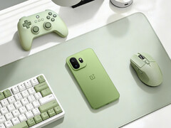 Diz-se que o OnePlus 15T ostenta uma configuração de antena de alto desempenho surround de 360°. Na foto: o telefone colocado ao lado de um mouse, controlador e teclado.