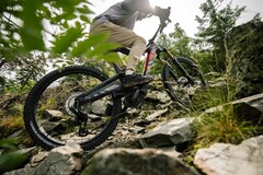 A Rotwild R.EX e-bike (foto) apresenta um design de quadro de caixa elevada que abriga uma bateria leve de 864Wh IPU Gen4 e um motor Avinox com torque de 105Nm. (Fonte da imagem: Rotwild)