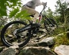A Rotwild R.EX e-bike (foto) apresenta um design de quadro de caixa elevada que abriga uma bateria leve de 864Wh IPU Gen4 e um motor Avinox com torque de 105Nm. (Fonte da imagem: Rotwild)