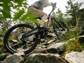 A Rotwild R.EX e-bike (foto) apresenta um design de quadro de caixa elevada que abriga uma bateria leve de 864Wh IPU Gen4 e um motor Avinox com torque de 105Nm. (Fonte da imagem: Rotwild)