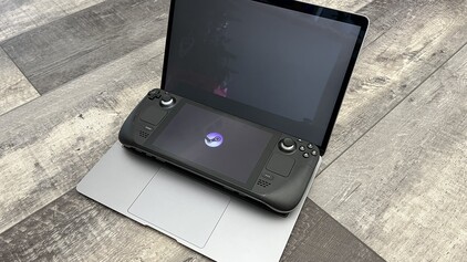Kit de desenvolvimento do Steam Deck Dev com MacBook Air. (Fonte de imagem: @AKoshelkov)