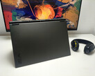 O Asus TUF Gaming A18 sacrifica a portabilidade em prol de uma tela gigantesca.
