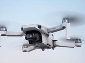 O Mini 2 SE perde a capacidade de 4K do Mini 2 para alcançar uma etiqueta de preço mais barato. (Fonte da imagem: DJI)
