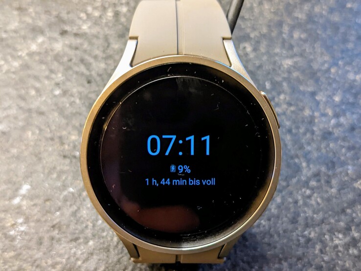 O Samsung Galaxy Watch5 Pro carrega sem fio através do padrão Qi