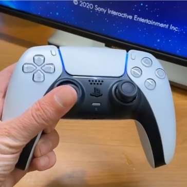 PS5 UI em segundo plano ou demo do jogo. (Fonte da imagem: clipe do Facebook)