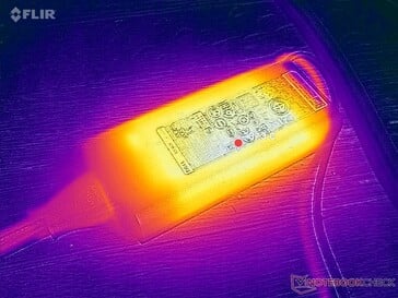O adaptador CA atinge mais de 37 °C ao operar cargas exigentes
