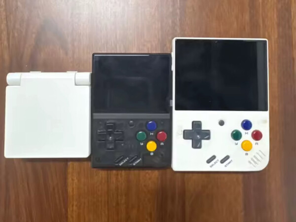 O Miyoo Mini Flip ao lado do Mini V4 e do Mini Plus. (Fonte da imagem: via Miyoo Mini Stock Alerts)