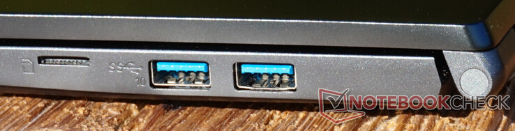 Conexões à direita: slot microSD, dois USB-A (10 Gbit/s)