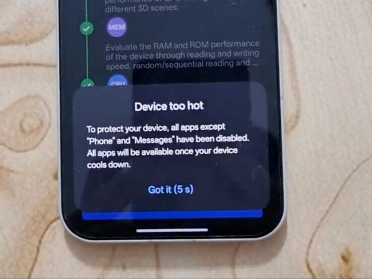 OnePlus 15 com notificação de superaquecimento durante o teste AnTuTu. (Fonte da imagem: Debayan Roy on X)