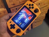 Uma foto de uma unidade de varejo Powkiddy P36S em seu acabamento laranja.