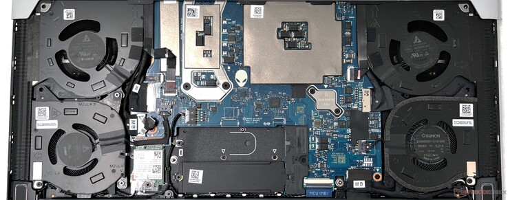 O Alienware x15 R2 tem um sistema de refrigeração de quatro ventiladores de quatro tubos de calor