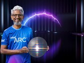 Raja Koduri da Intel exibindo o Arco Xe-HPG DG2 Alquimista GPU wafer de silício. (Fonte de imagem: Intel)