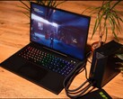 Laptop XMG Neo 15 conectado a uma unidade externa de resfriamento de água durante a execução do jogo Control. (Fonte da imagem: XMG/Reddit)