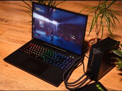 Laptop XMG Neo 15 conectado a uma unidade externa de resfriamento de água durante a execução do jogo Control. (Fonte da imagem: XMG/Reddit)