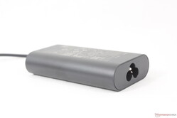 O adaptador CA universal USB-C de 100 W é mais compacto do que a maioria dos outros