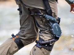 O exoesqueleto de joelho Dnsys Z1 ajuda os caminhantes a compensar a carga de mochilas pesadas. (Fonte da imagem: Dnsys)