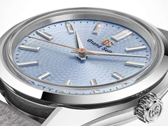 O logotipo da Grand Seiko e o ponteiro dos segundos têm acabamento em ouro rosa.