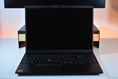 O Lenovo ThinkPad L16 Gen 2 em seu habitat natural: uma mesa.