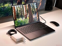 Espera-se que o MacBook Pro Apple seja atualizado com uma tela OLED no próximo ano. (Fonte da imagem: Notebookcheck)
