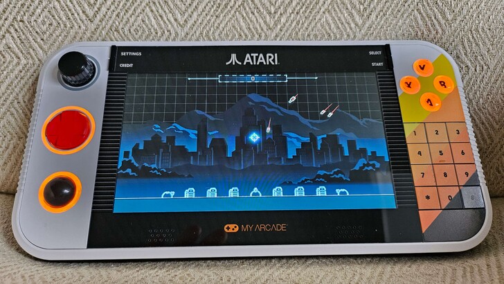 O Missile Command também pode ser jogado na versão recarregada com o Trak-Ball (Fonte da imagem: Marc Zander, Notebookcheck)