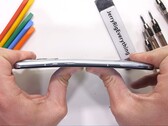 O OnePlus 9 Pro sobreviveu ao teste de durabilidade da JerryRigEverything (Fonte de imagem: JerryRigEverything)