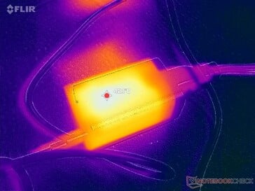 O adaptador de CA atinge mais de 42 °C ao operar com cargas exigentes