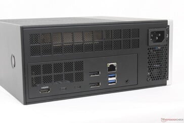 Traseira: HDMI 2.1, 2x USB-C 4.0 (com DisplayPort), 2x DisplayPort 2.1, RJ-45 (5 Gbps), 2x USB-A 3.2 Gen. 2, combo de 3,5 mm, cabo de alimentação