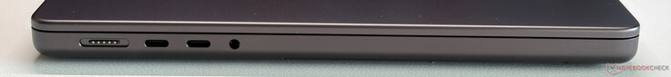 Esquerda: MagSafe, 2x USB-C 4.0 com Thunderbolt 5 (120 Gbps, DisplayPort 2.1, Power Delivery), áudio de 3,5 mm