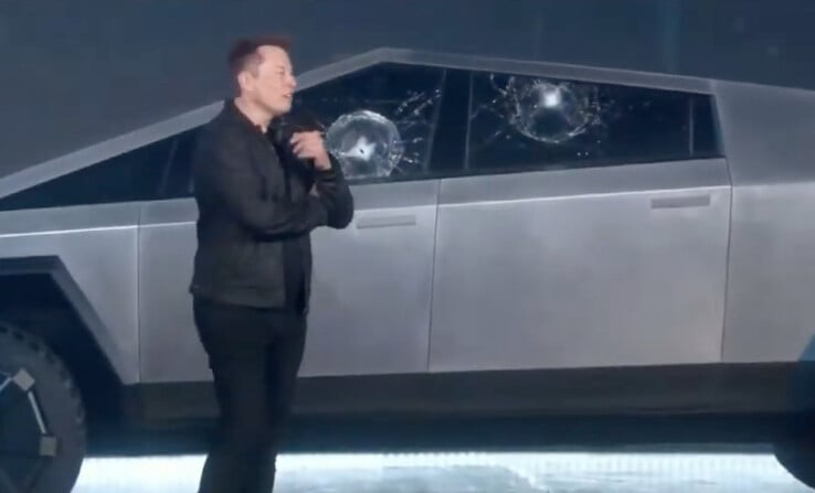 Elon Musk pareceu surpreso com o vidro "blindado" estilhaçado do Cybertruck (Imagem: Tesla)