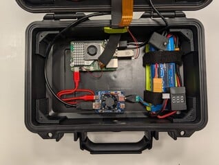 Raspberry Pi, bateria e outros componentes dentro do gabinete.